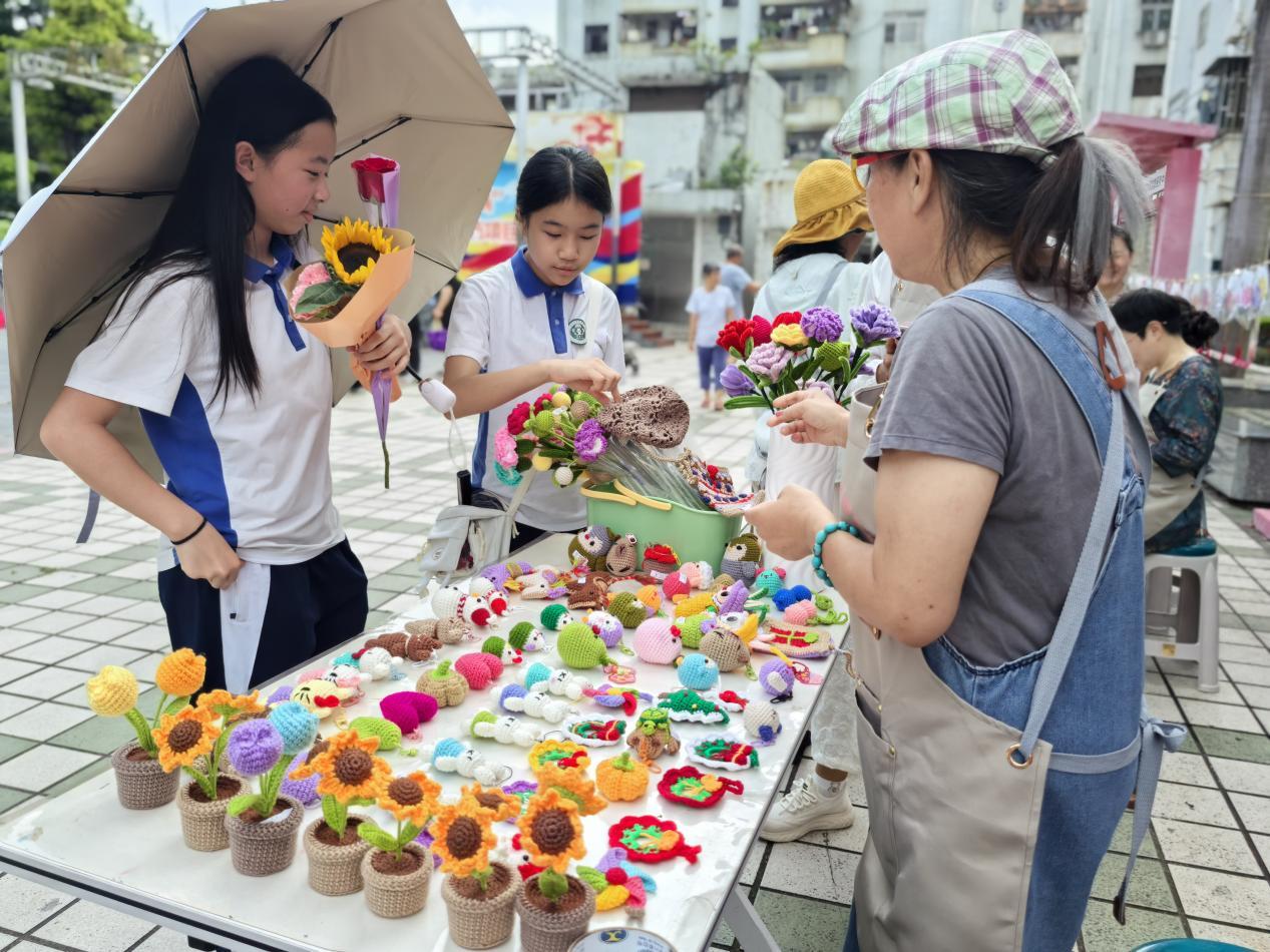 巾帼筑梦绽芳华,烟火邻集暖民心 — 龙腾社区生活集市顺利开展