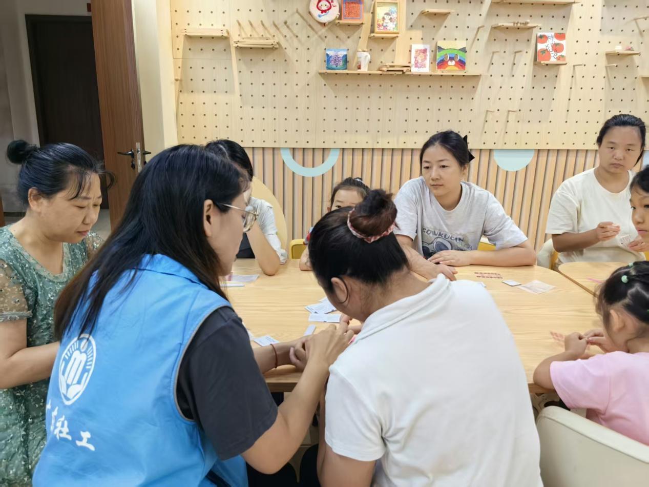 图为:社工手把手教学美甲贴纸完整操作