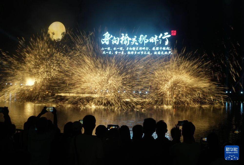 6月26日，游客在秦皇岛市山海关区天下第一关景区欣赏打铁花表演。