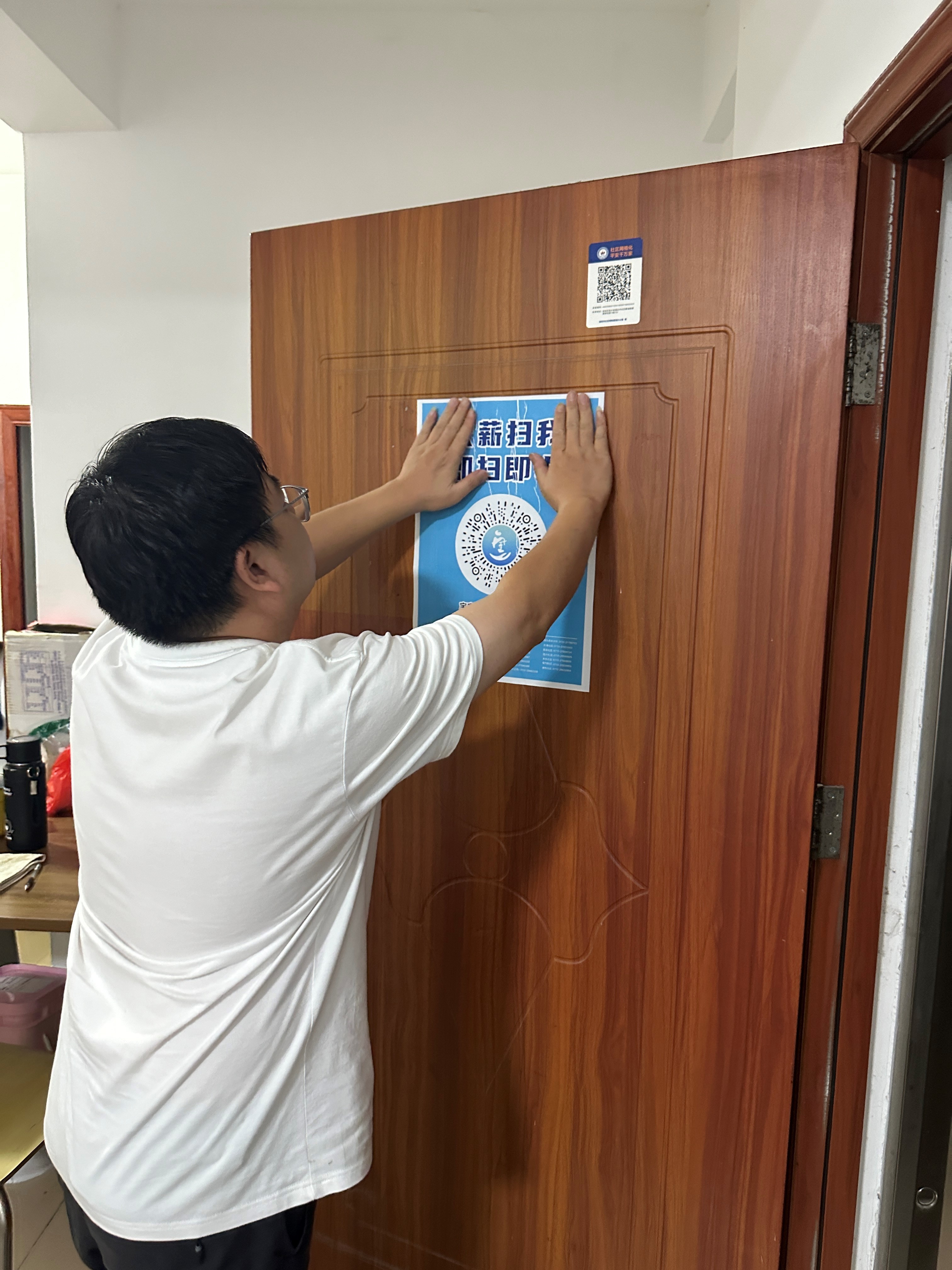 普法进工地 扫码护薪资 西乡街道筑牢建筑领域欠薪维权安全网