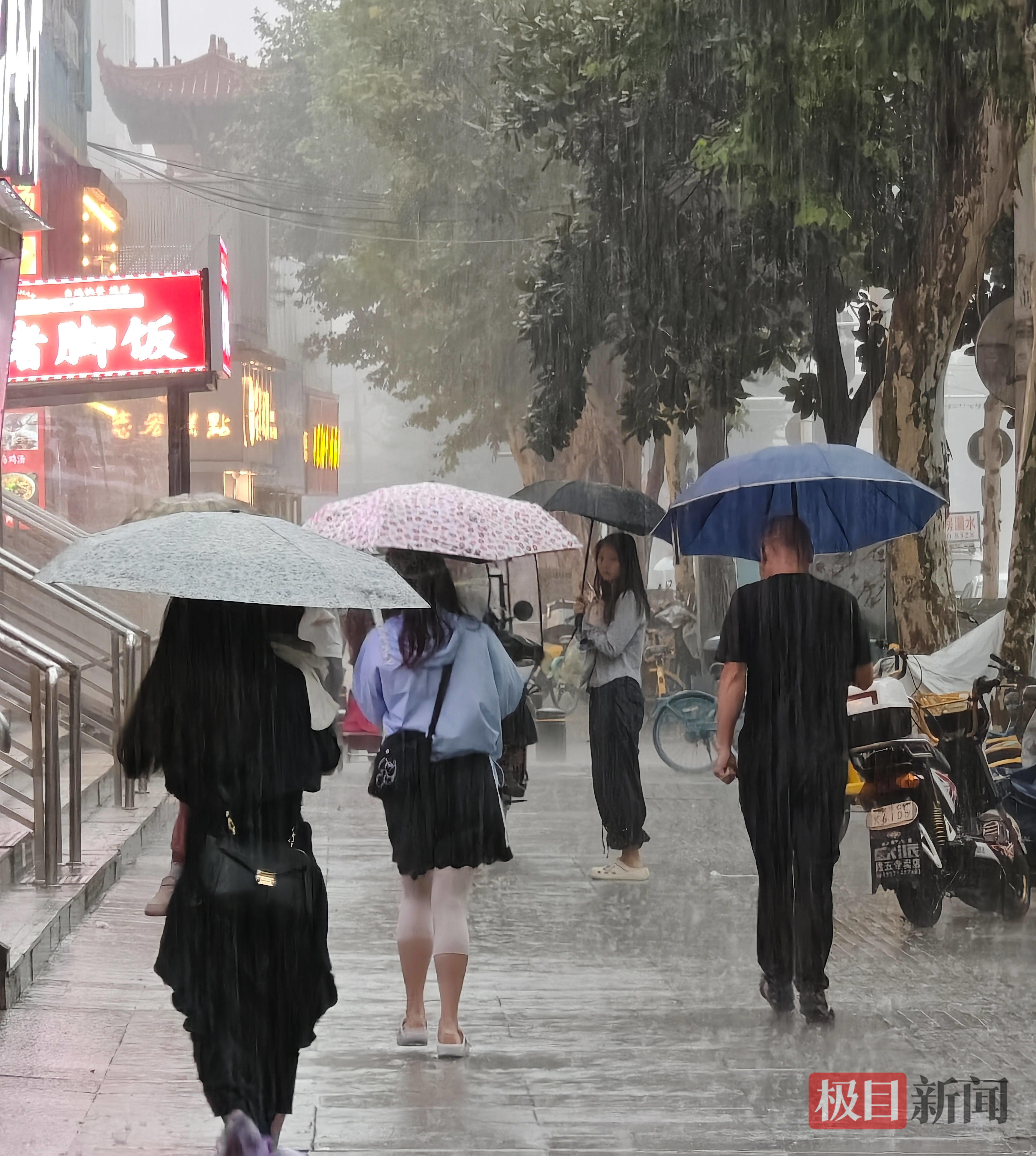 武汉街头开启“泼水模式”