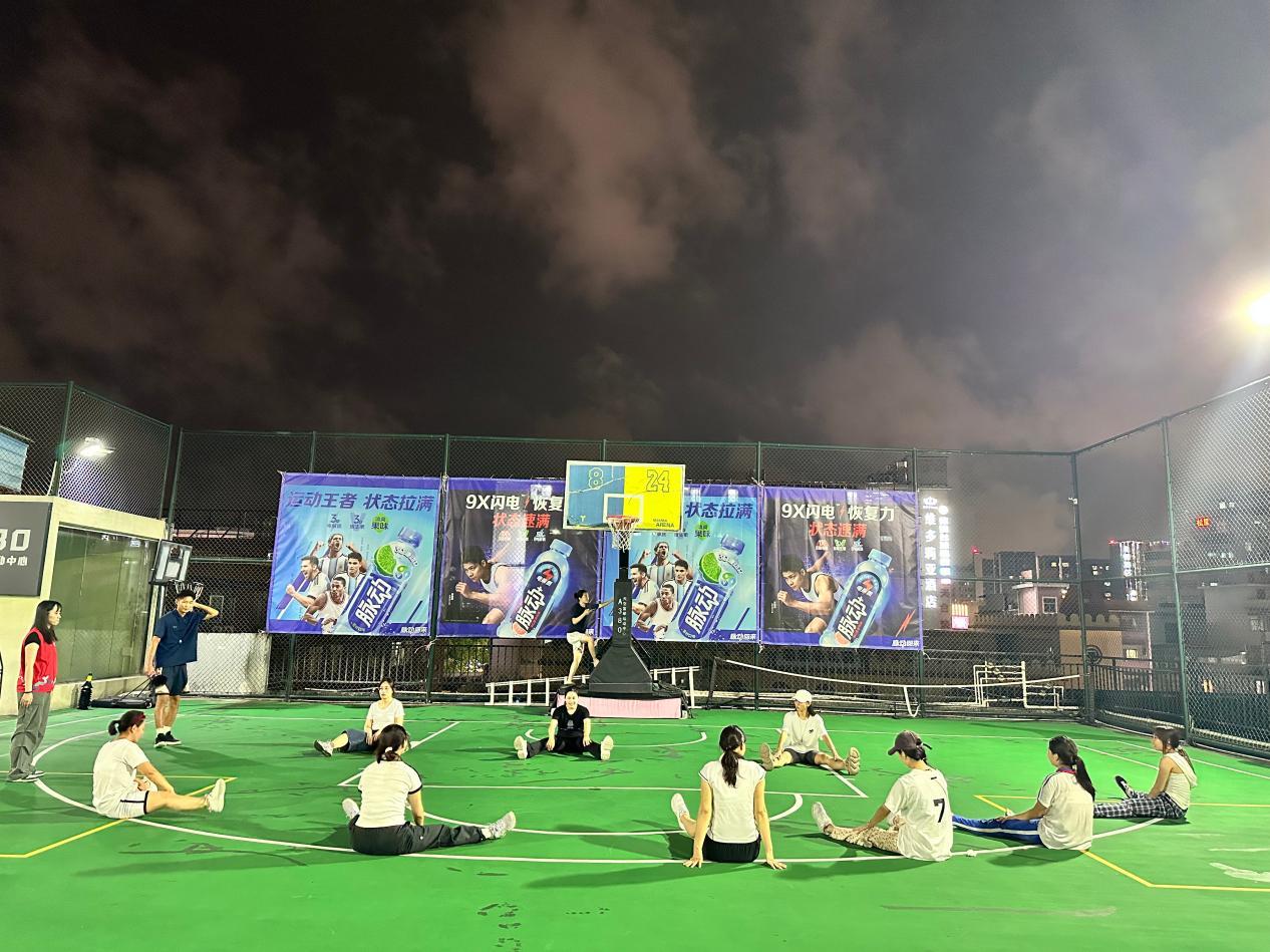 下班别躺平!南昌社区“女篮新势力”夜间开练