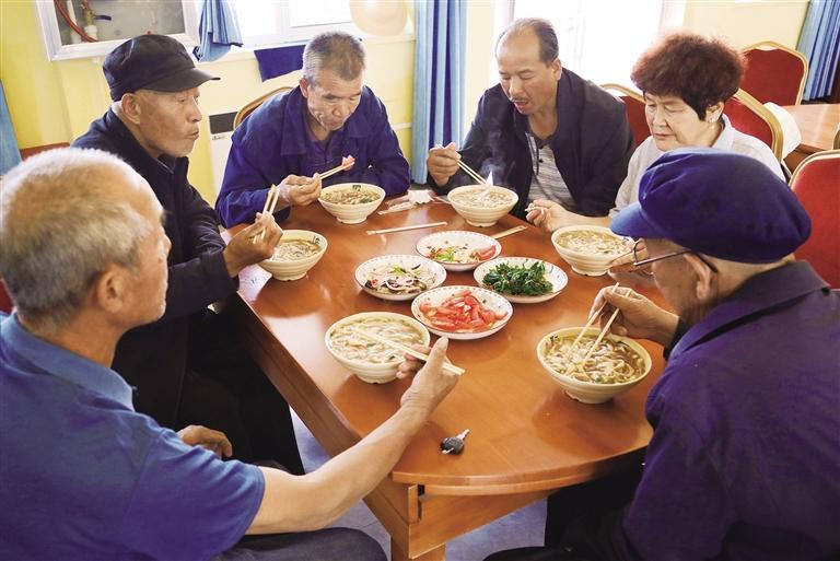 水阜镇砂岗村老人在“幸福兰州 长者食堂”就餐