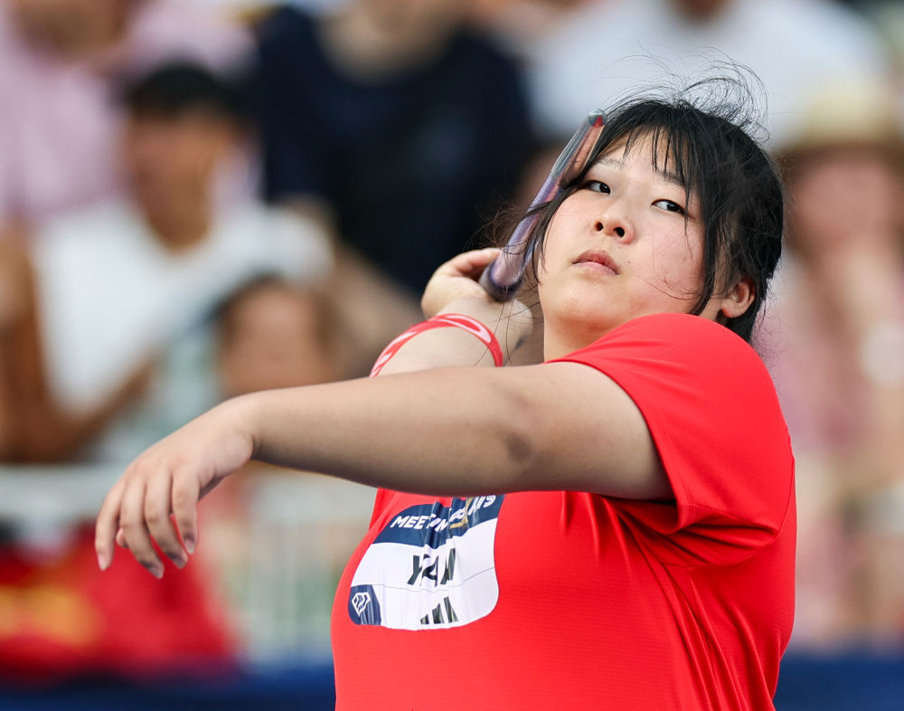 6月28日,严子怡在比赛中试投。新华社记者 邬惠我 摄