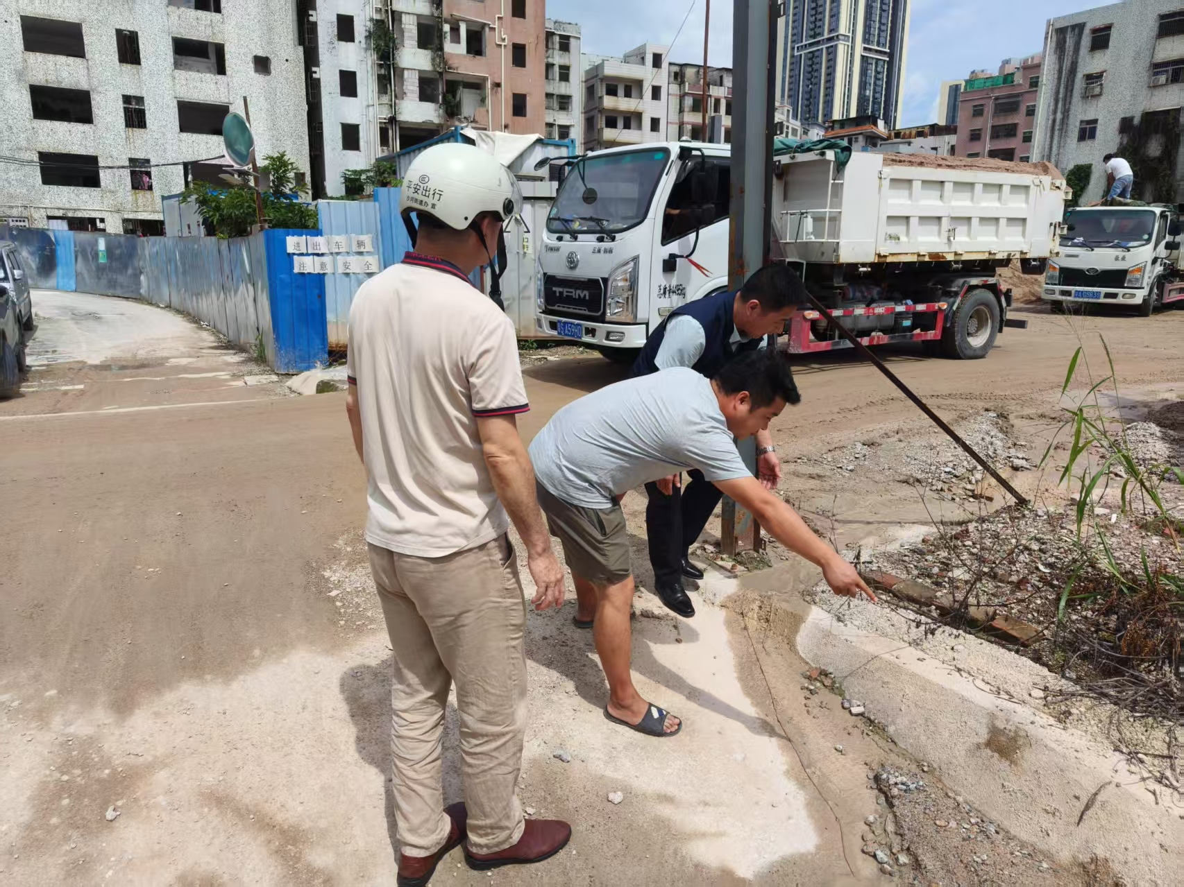 沙河街社区网格员快速处置旧改路段雨天积水难题 化解居民出行隐患