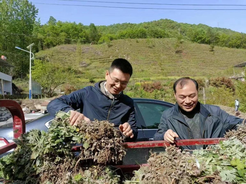 中艾公司法定代表人李田(左)。来源:湖北日报