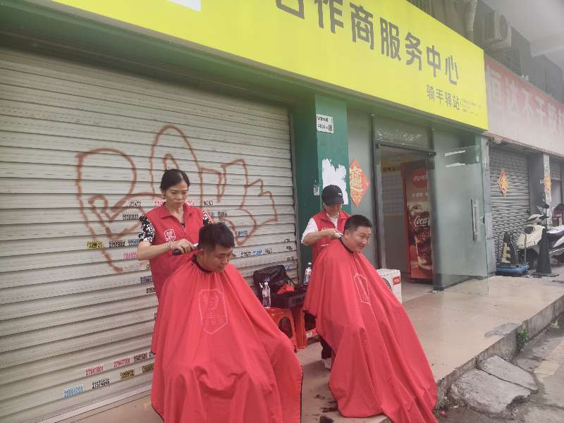 宣教暖骑伴出行 西乡街道盐田社区开展外卖骑手交通安全关爱活动