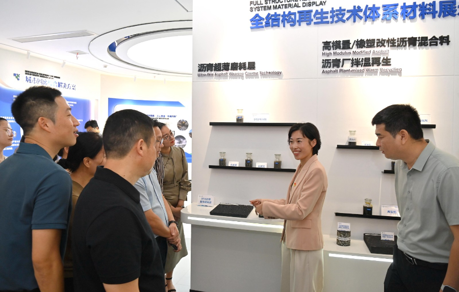 嘉宾在赣州国资科创平台——赣州城市资源再生利用技术有限责任公司参观。