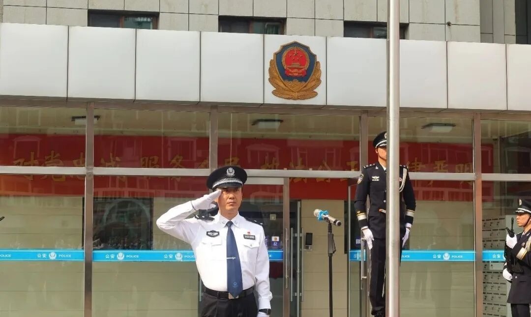 举行升国旗仪式