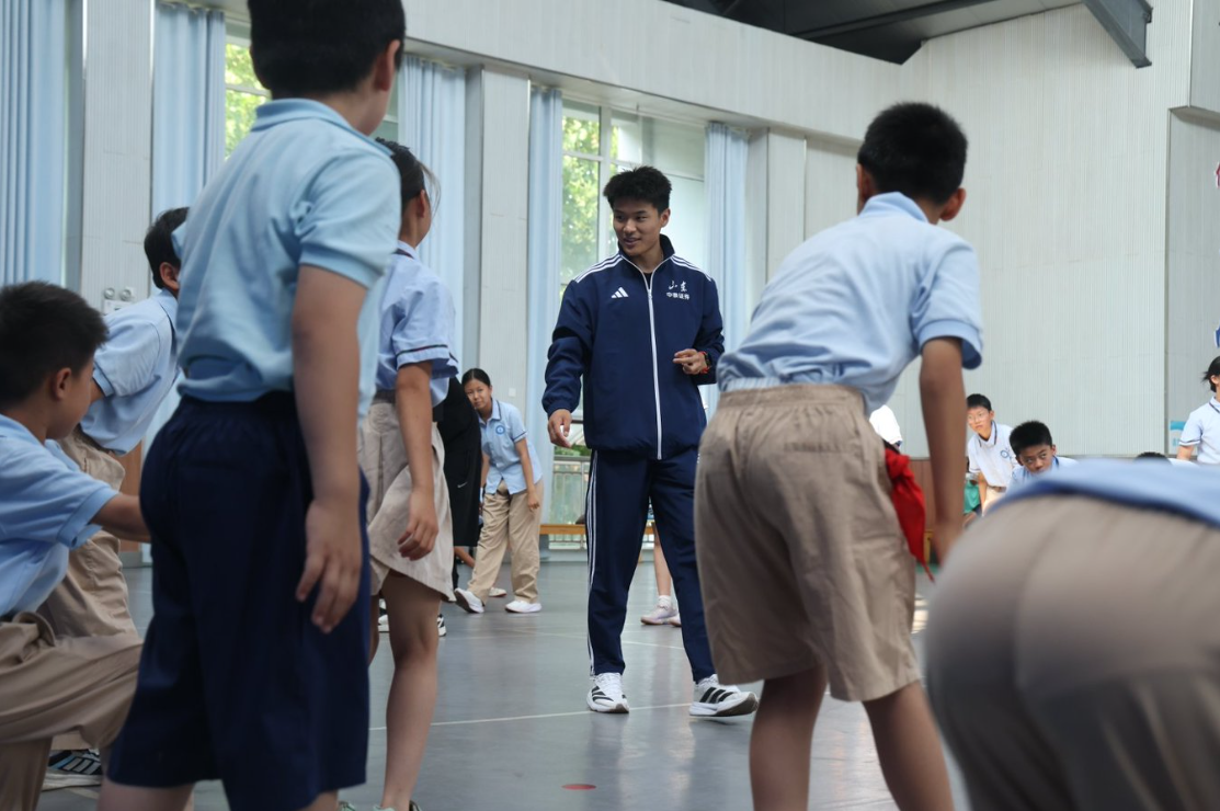 同上一堂体育课榜样力量伴我行!两大田径名将走进日照校园!(图1)