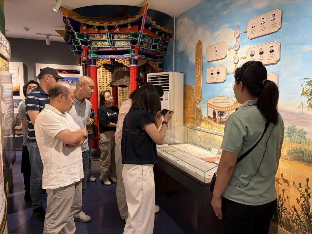 游客参观八步沙六老汉治沙纪念馆
