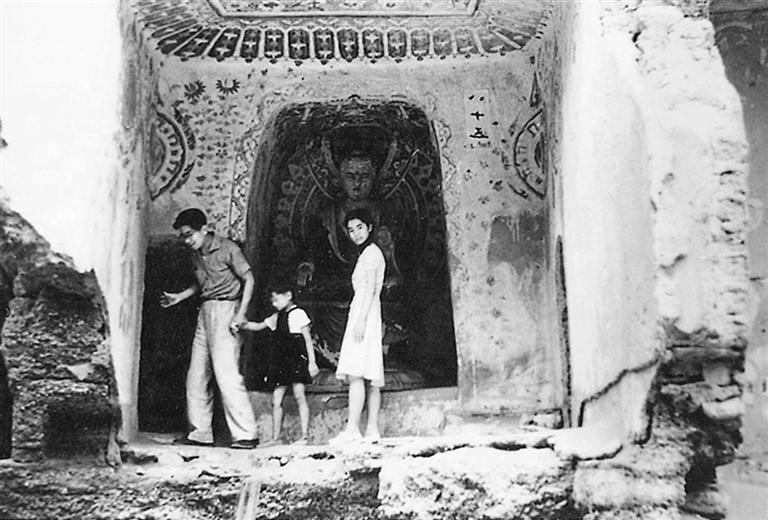 1945年，常书鸿带着常沙娜、常嘉陵姐弟在莫高窟洞窟内。本版图片均由常沙娜工作室提供