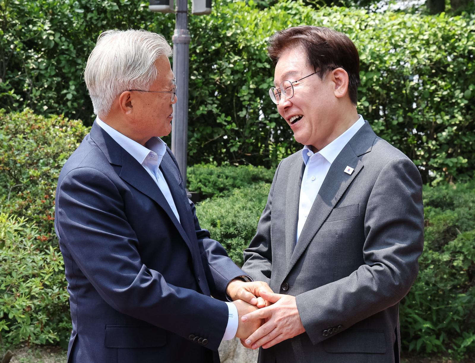 7月1日，韩国总统李在明邀请前总统文在寅共进午餐。