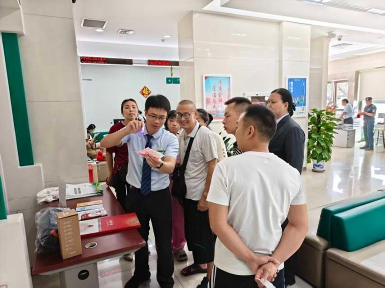 农行深圳光明支行:普及反假防伪知识 践行金融为民初心