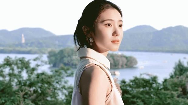 搜狐娱乐讯 近日，一组刘浩存的美照曝光。