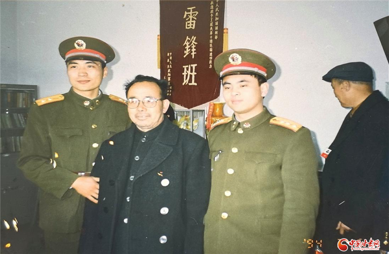 1994年3月，庞士元回到老连队时，在雷锋班与时任连长、指导员合影。