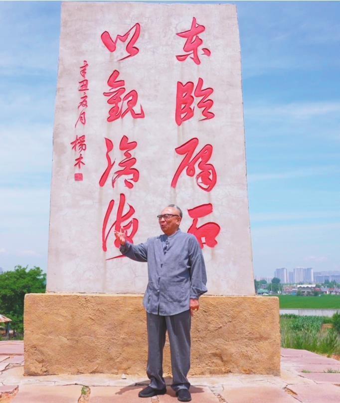 身临曹操挥毫写下《观沧海》的原址，鲍国安心情激荡又难掩遗憾。 本报记者 韩卓航 摄
