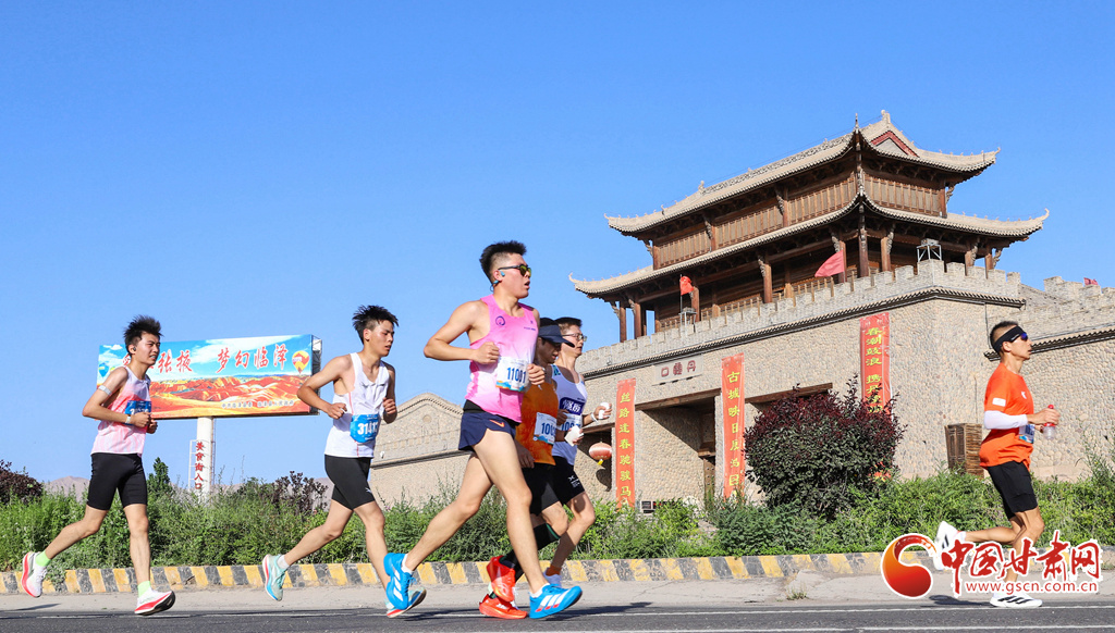参加2026临泽马拉松赛的跑者,在奔跑中观赏临泽县丹霞口文旅小镇的美丽风光。