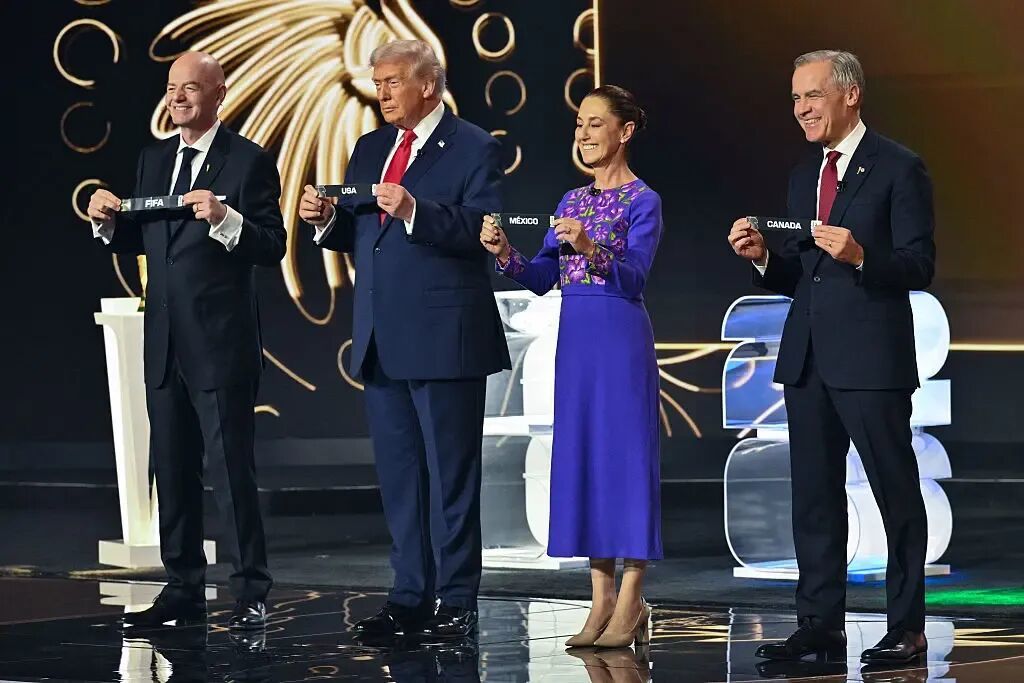 ▎2025年12月5日，华盛顿特区，在肯尼迪中心举行的2026年国际足联世界杯赛抽签仪式上，（左起）国际足联主席因凡提诺、美国总统特朗普、墨西哥总统辛鲍姆及加拿大总理卡尼手持抽签卡合影。图源：Getty Images