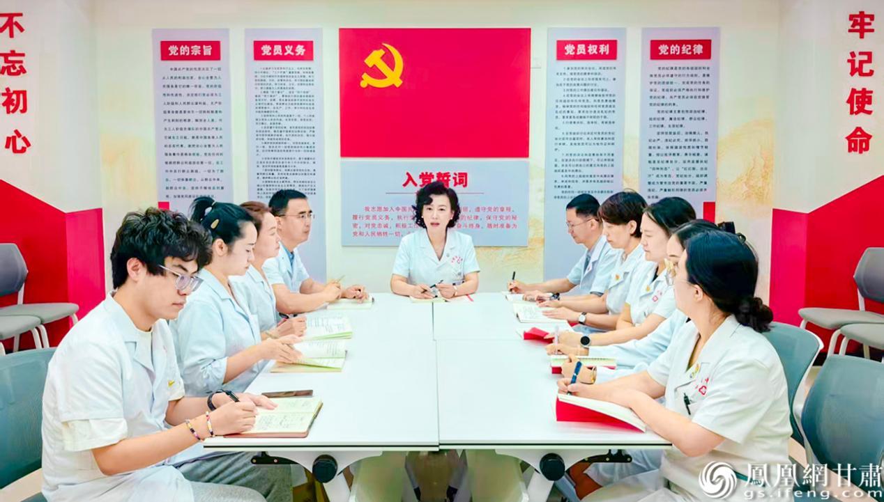 张晓岚(中)组织开展政治理论学习 甘肃省中医院供图