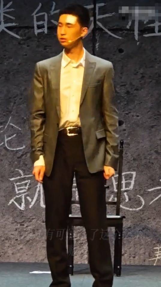 搜狐娱乐讯 6月29日，北京，15岁林大竣登台表演话剧，外形、动作神态都跟爸爸林永健一模一样。