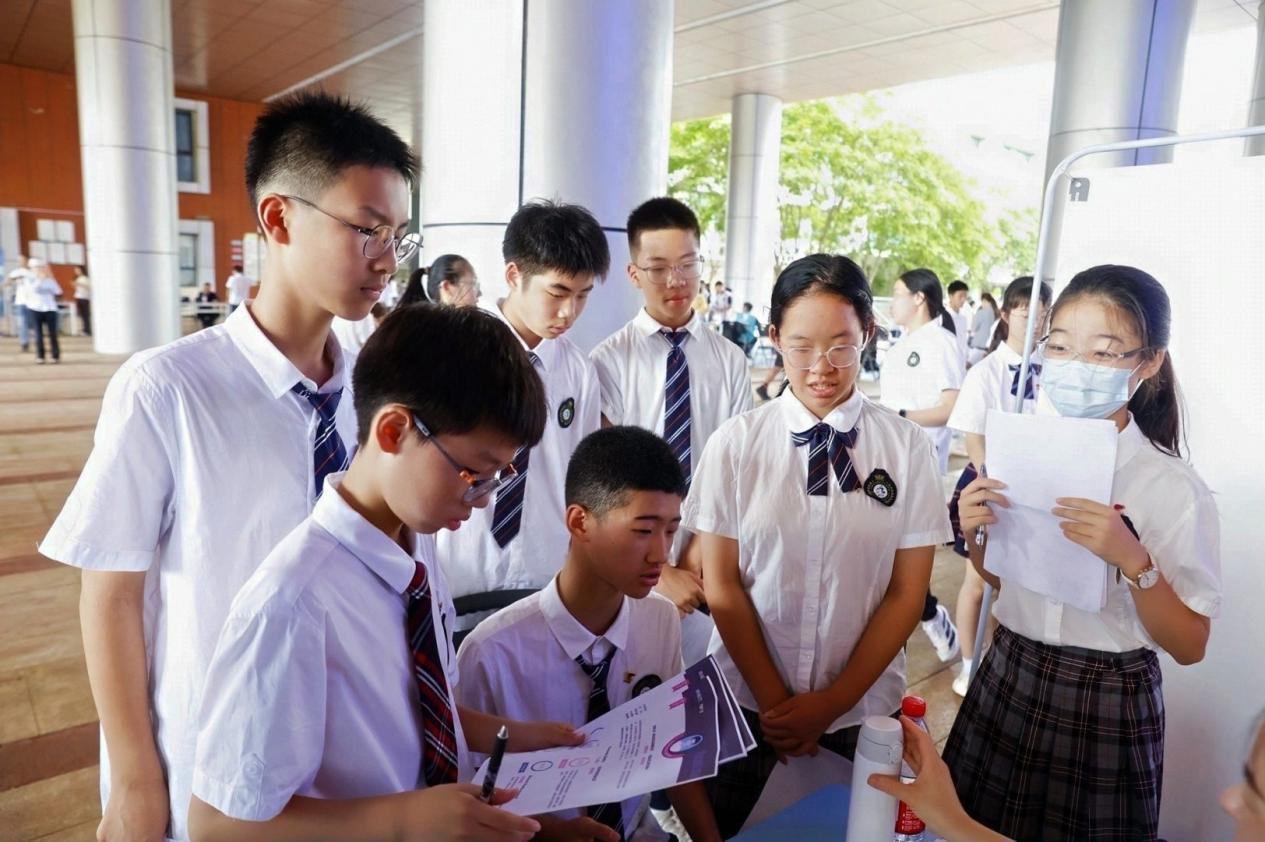 简历比拼、岗位实操！这场模拟招聘会让初中生直面真实职场
