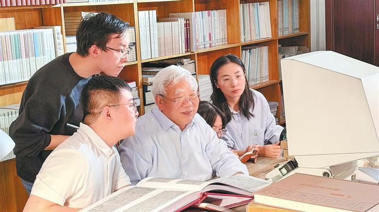 郑炳林教授（中）与学生一起讨论敦煌文献　受访者供图