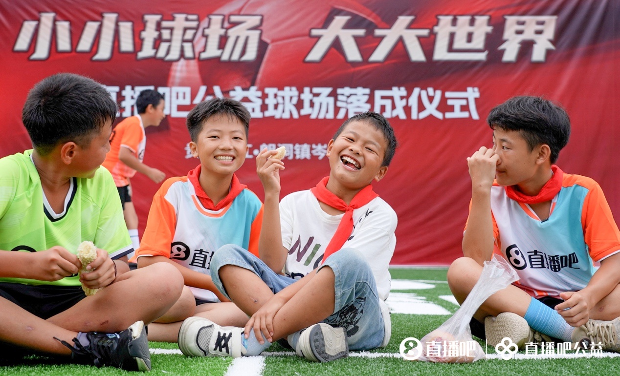 图说/孩子们在回顾第一场比赛