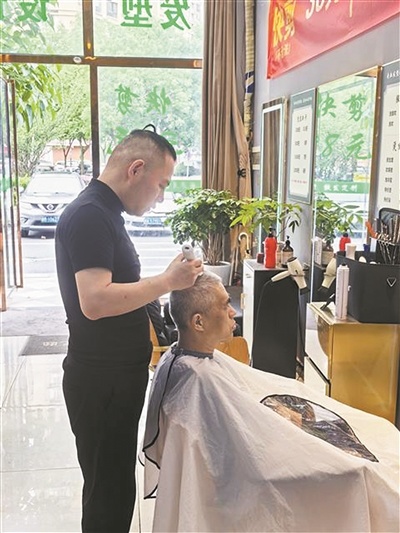 武结给顾客理发