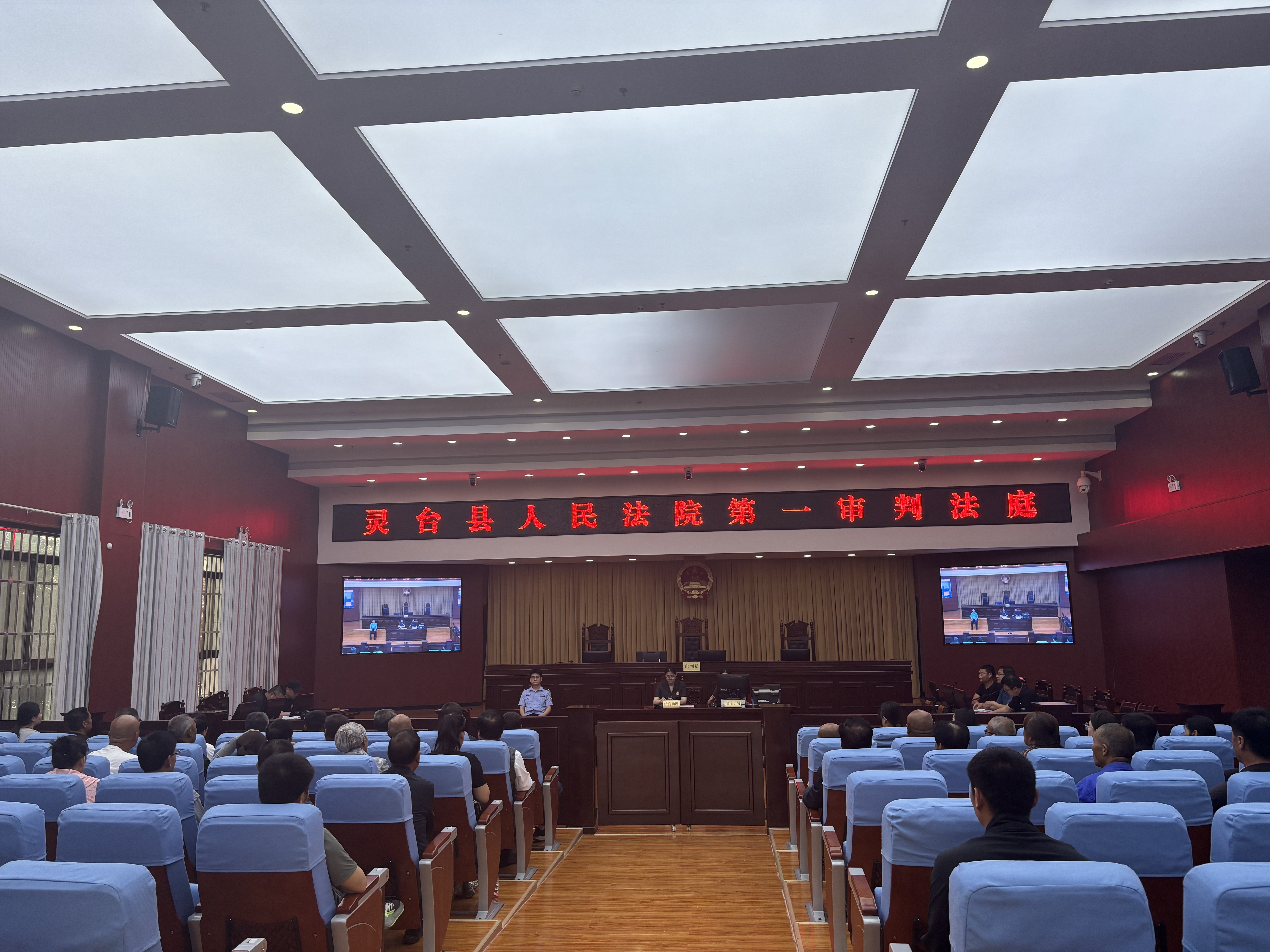 (图片为灵台县人民法院审判庭)