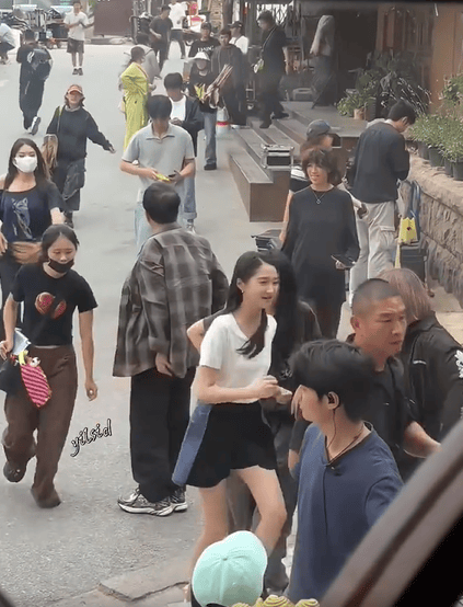 搜狐娱乐讯 近日，关晓彤在片场拍戏时，得知爸爸前来探班，她立刻一路小跑迎上前去，脸上洋溢着灿烂笑容。