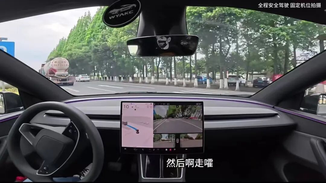 博主自行智驾测试突遭“物理外挂”,网友:懂得都懂