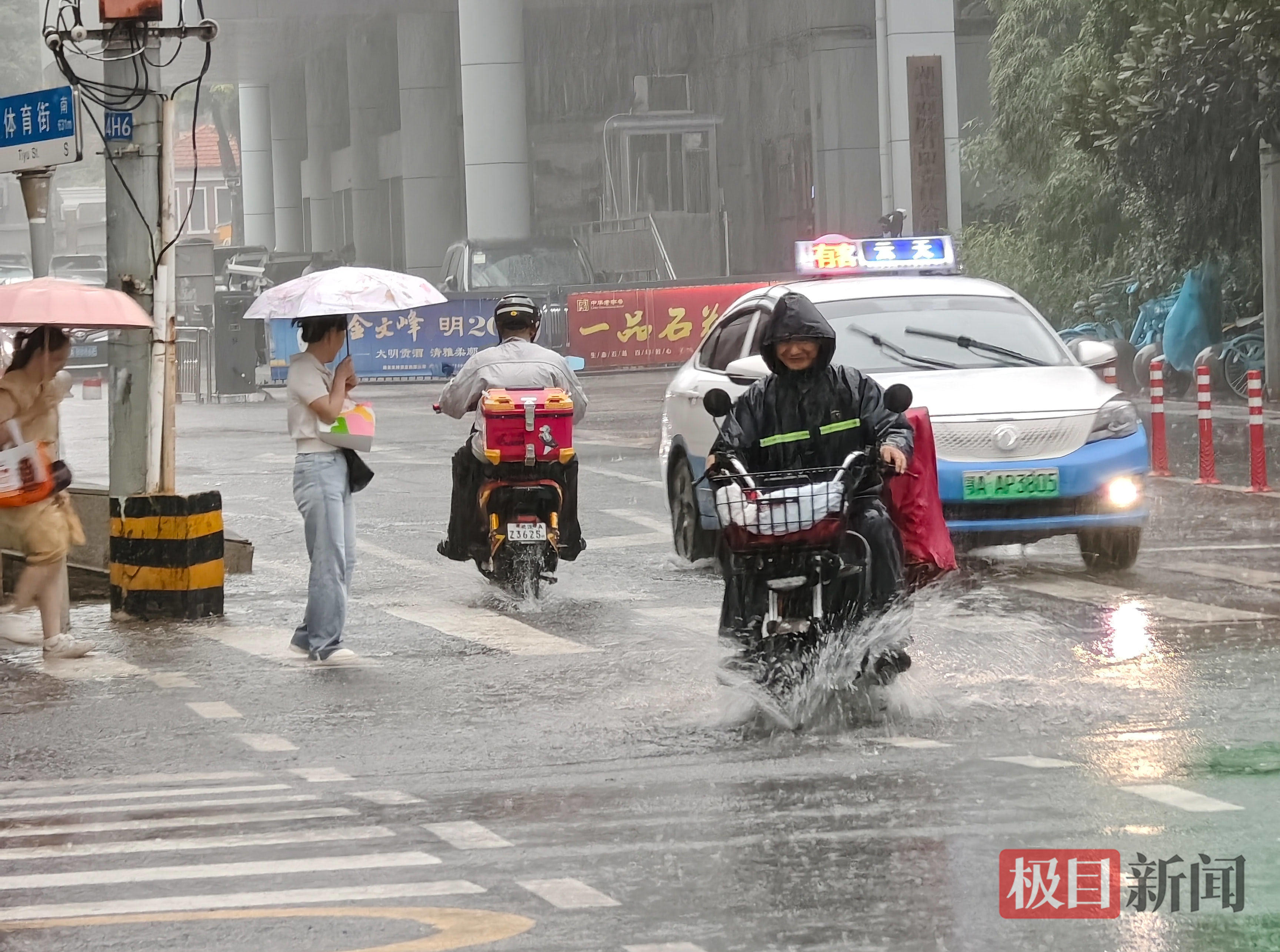 武汉街头开启“泼水模式”