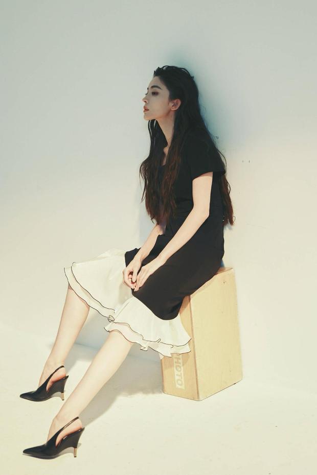 娜扎表情冷酷，又美又飒。