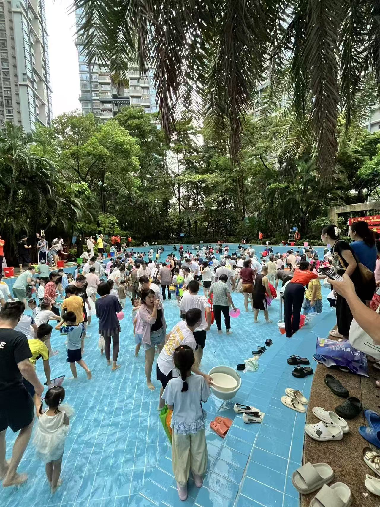(活动现场近景——男女老少齐上阵,欢声笑语不断)