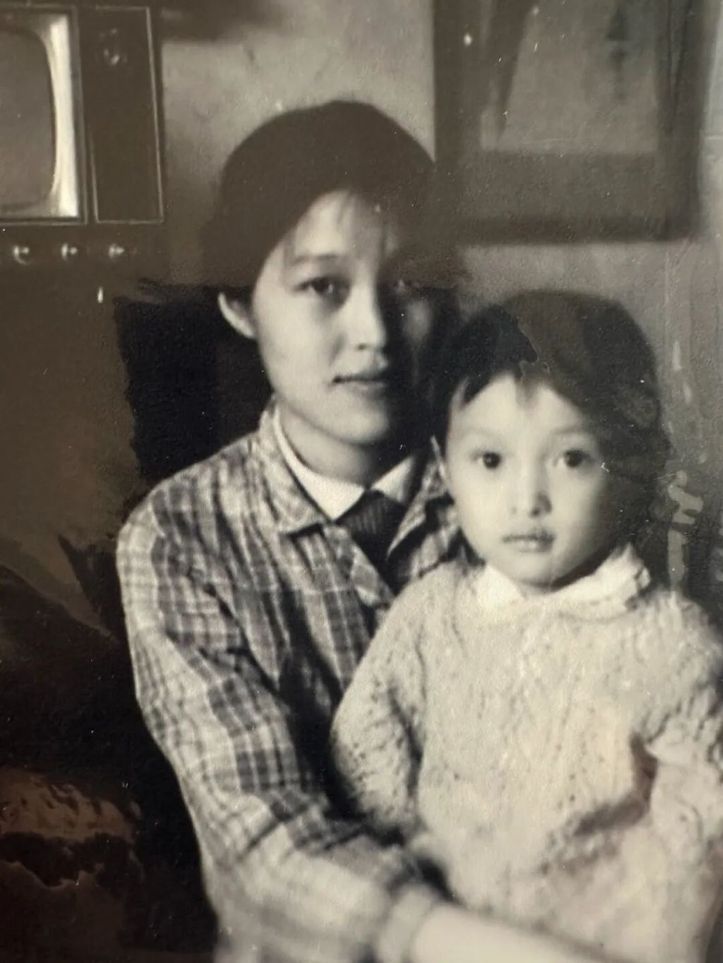 儿时的吴越与妈妈