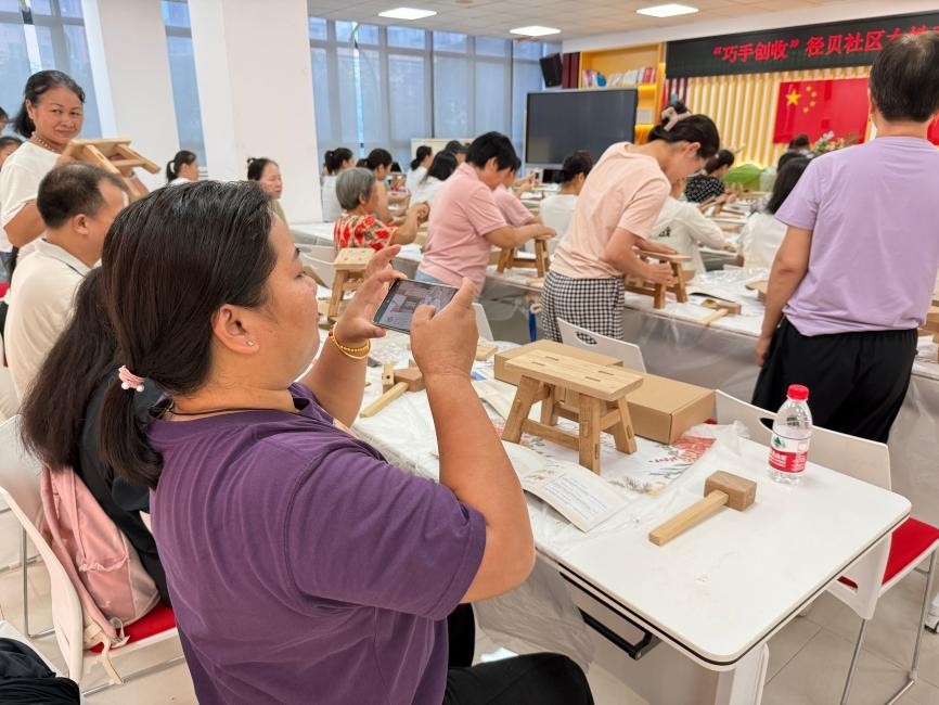 榫卯承匠心 木作筑心安——西乡街道径贝社区开展榫卯小板凳非遗疗愈活动