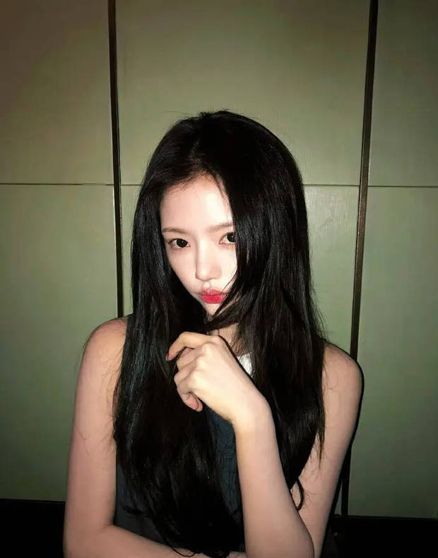 搜狐娱乐讯 近日，任敏一组美照释出。她身穿灰色无袖修身上衣，对镜头俏皮做表情，甜美的笑容中透着几分酷劲。