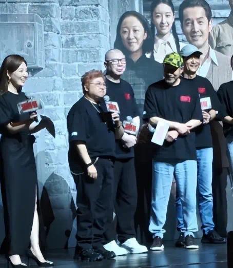 韩红含泪致歉宣布告别公益，众星纷纷发声恳请她留下