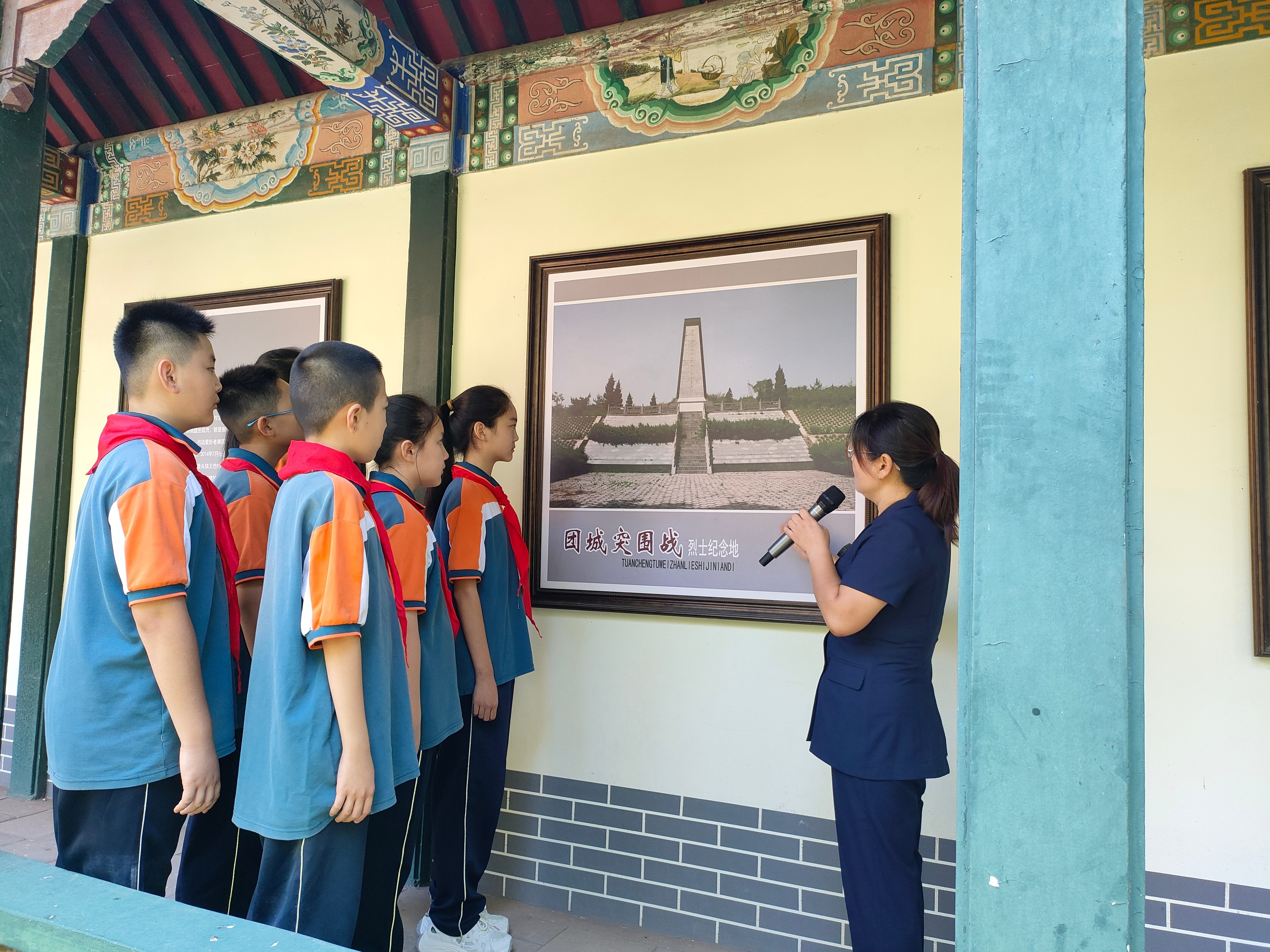 韩莉给小学生讲解团城突围战的故事