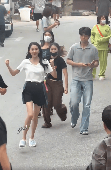 关晓彤笑容灿烂。