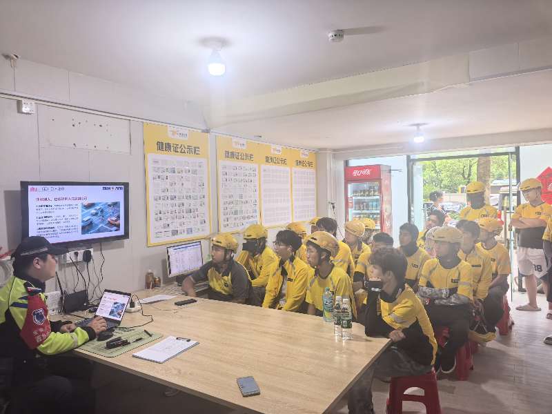 宣教暖骑伴出行 西乡街道盐田社区开展外卖骑手交通安全关爱活动