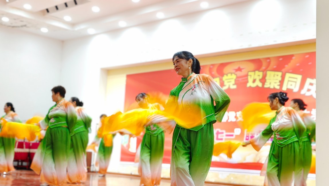 江西抚州：文艺汇演 庆“七一”（图）