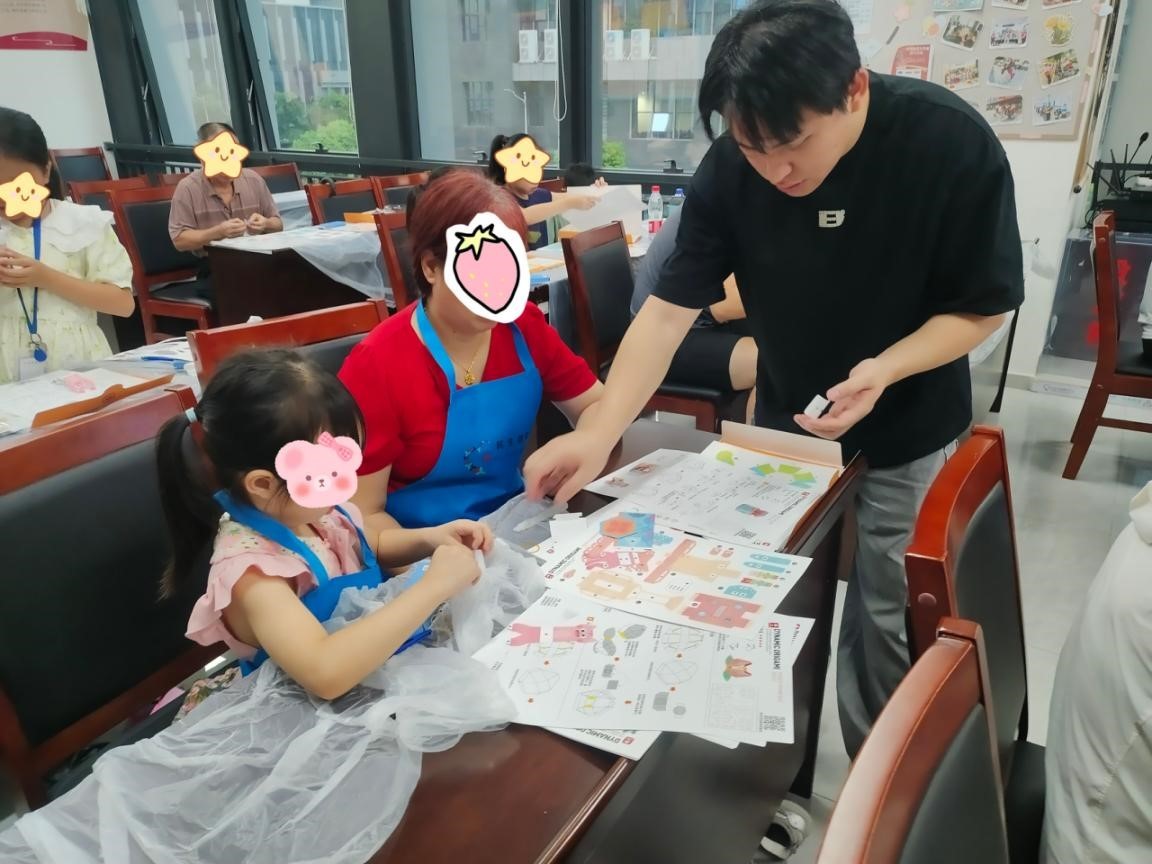 共乐社区“康复共进,乐享奇趣”手工疗愈收官:3D立体动画折纸书为康复者点亮创意小世界