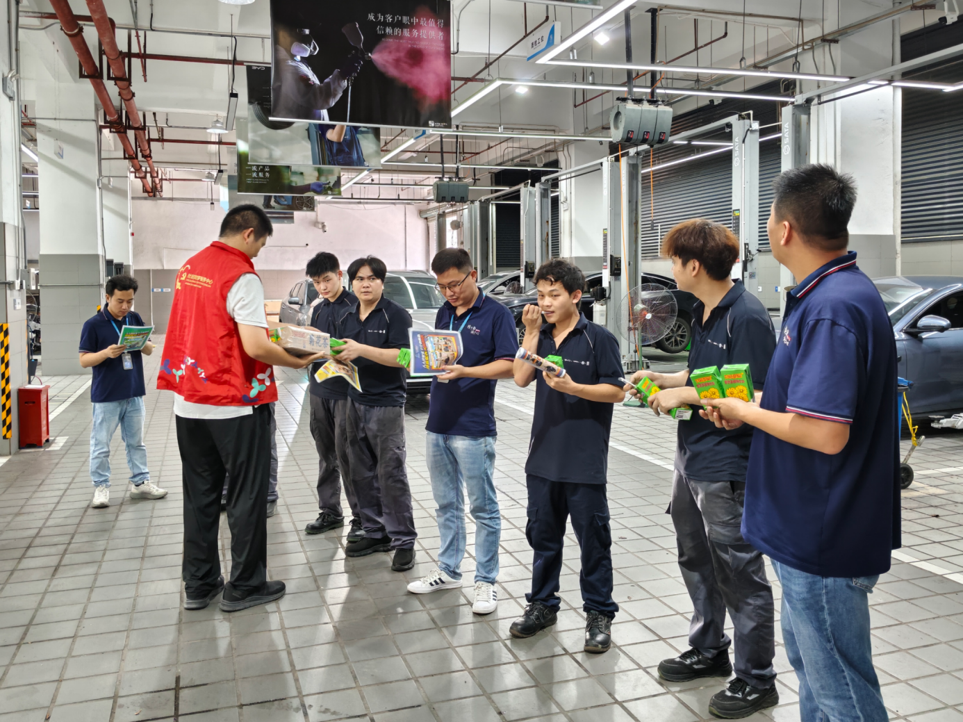 夏日送清凉,关怀沁人心——富华社区工联会把服务送到岗位一线