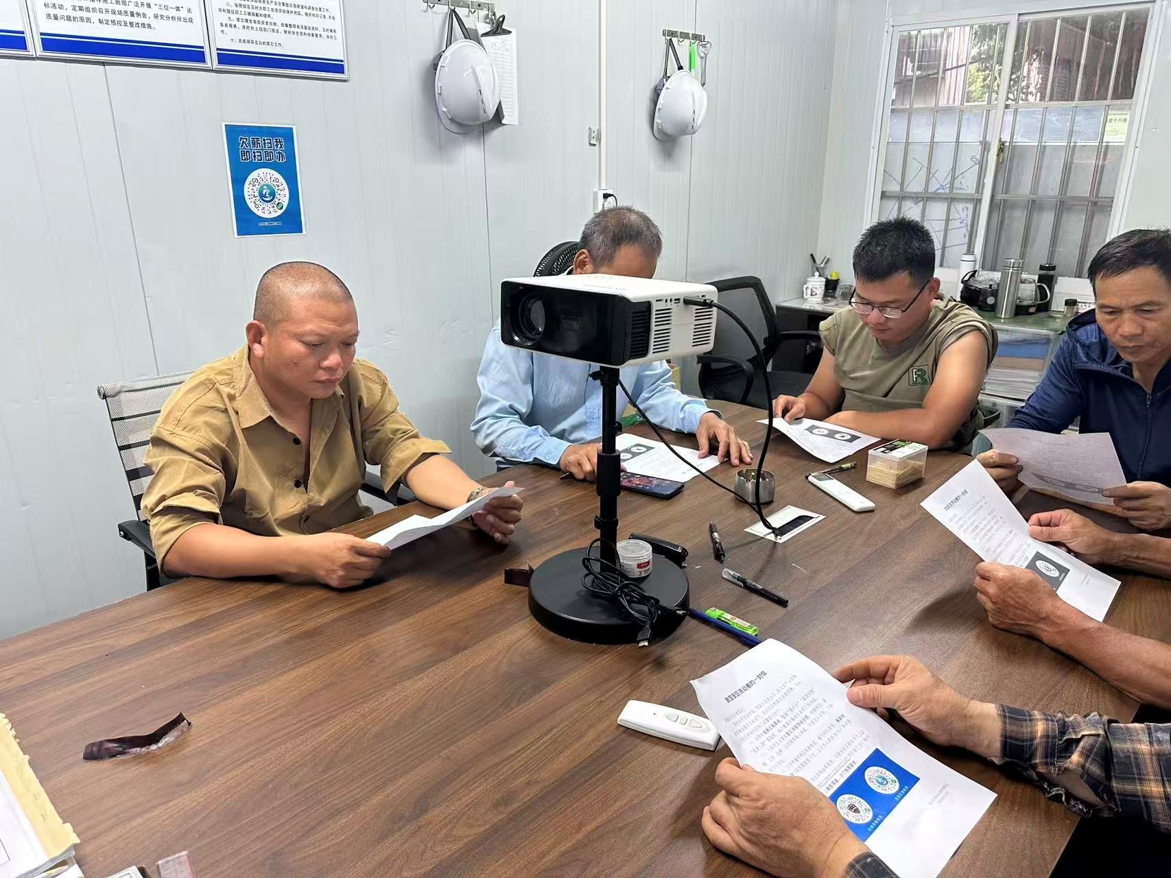 普法进工地 扫码护薪资 西乡街道筑牢建筑领域欠薪维权安全网