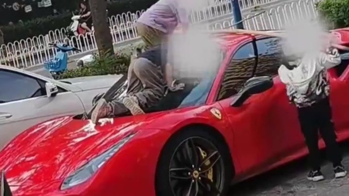 法拉利被几个孩子当滑梯玩，车身出现多处划痕