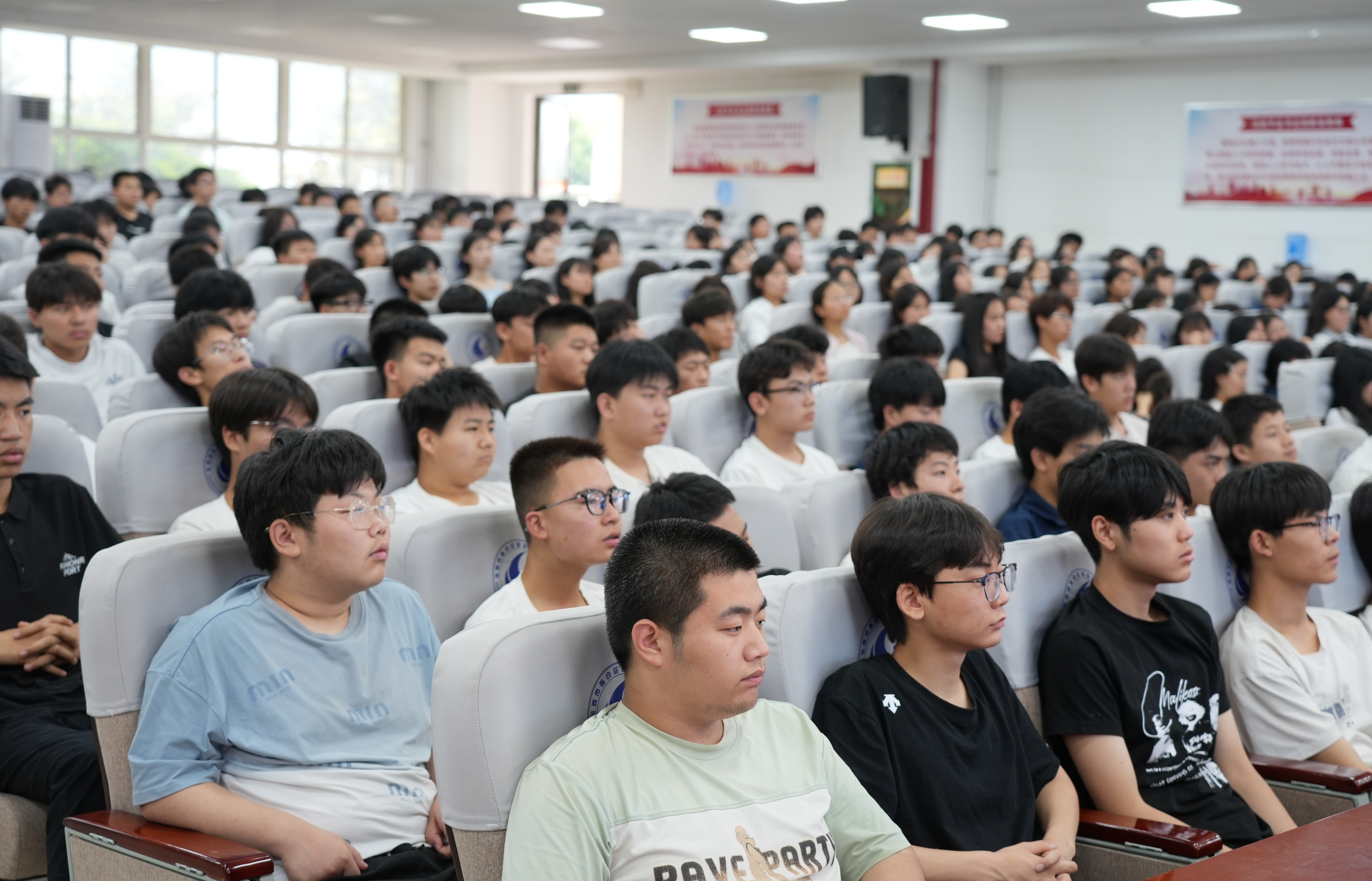 普及反诈辟谣知识 共建清朗网络家园——2026年陈仓区开展网络举报辟谣集中宣讲进校园活动