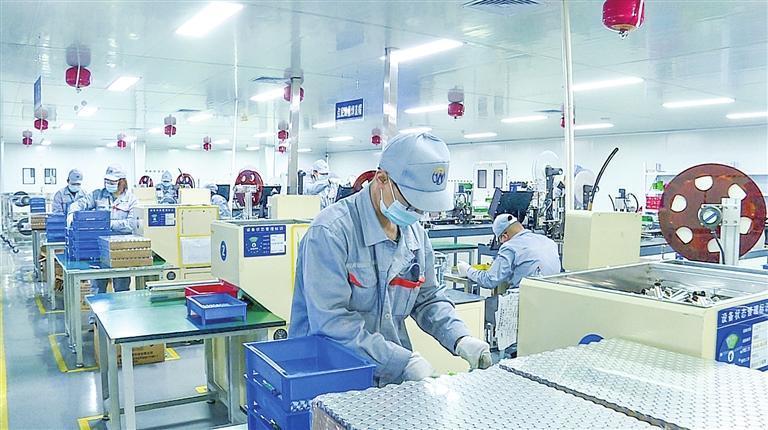 甘肃金拓锂电新能源有限公司车间内,工作人员在作业。