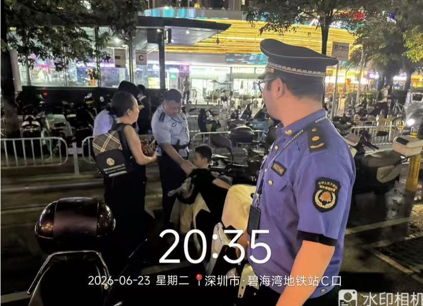 整治“三乱”不放松 为民服务有温度——西乡执法队员暖心救助走失儿童